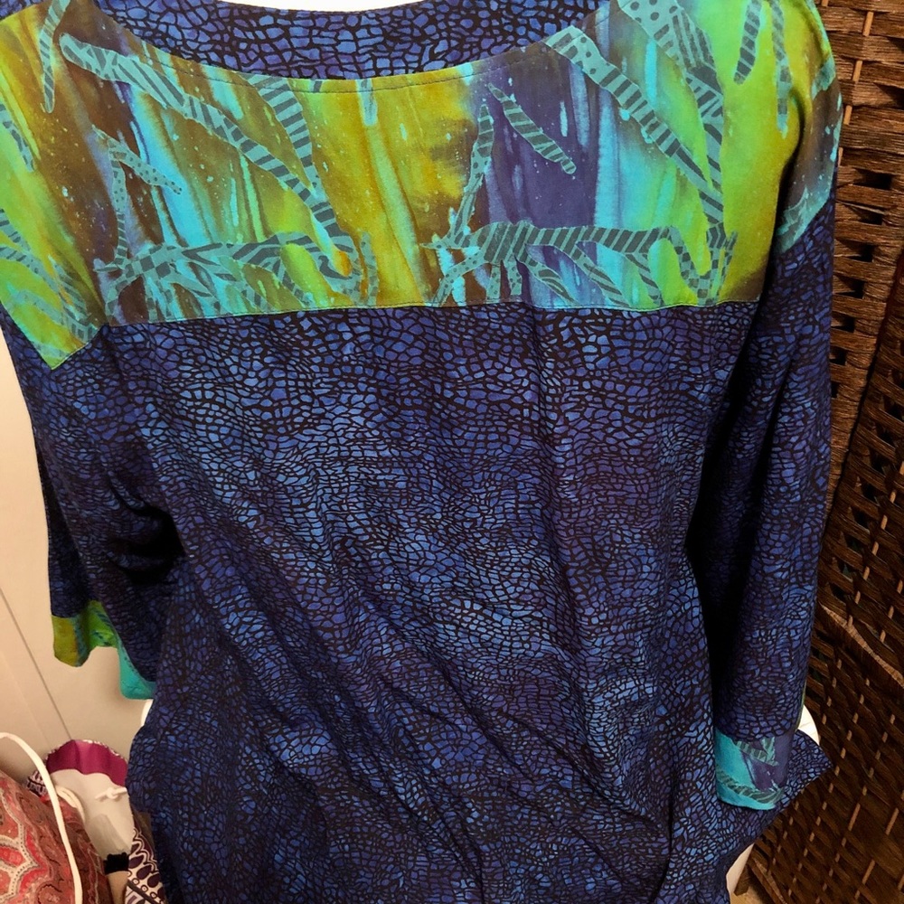 Gorgeous Colorful Shirt 💚💙 - Picture 4 of 8